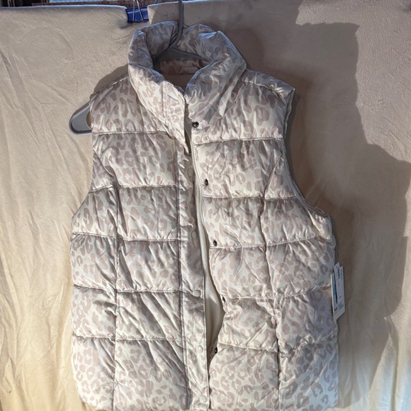 Old Navy Women's Light Leopard Print Puffer Vest - Picture 1 of 8